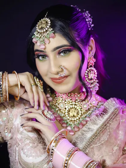 A close-up of the pastel pink bridal makeup. Notice the two-toned hair and the shimmering eyeshadow, details that make the look unique and memorable.