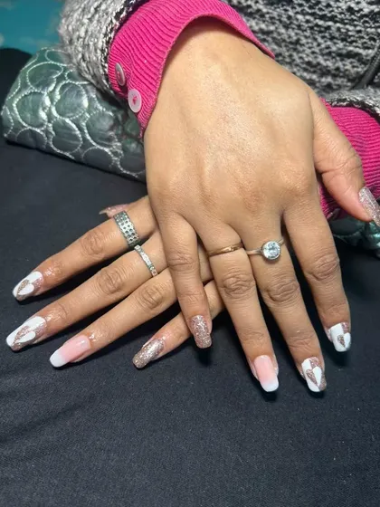 This full set of acrylic extensions is perfect for any bride or bridesmaid. The design is romantic and modern, combining popular styles like ombre and glitter with custom heart artwork.