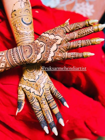 Intricate Bridal Mehendi photo 35
