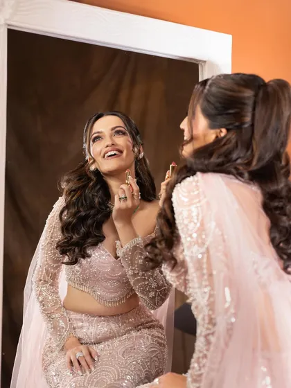 A moment of pure joy. The bride's happy expression is the best testament to a successful look. The makeup is designed to be comfortable and long-lasting, allowing her to enjoy every second.