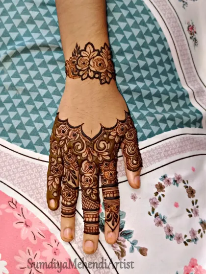 The same design against a different background, showing its versatility.