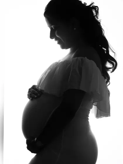 Sometimes, a simple silhouette says everything. This artistic bump photography style is so powerful, focusing on the beautiful shape of motherhood. It's a timeless and classic portrait that celebrates your changing body.