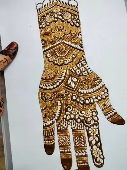 This intricate practice design shows a mastery of various filler patterns. From checks and dots to swirls and scallops, learning a wide variety of fillers is key to becoming a versatile artist.