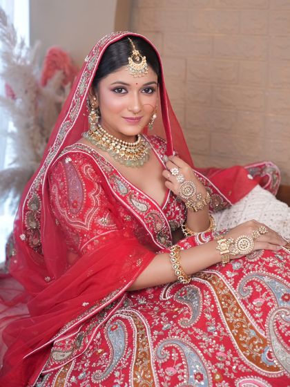 A complete bridal look featuring a heavy, gold-plated Kundan necklace, haath phool, and maang tikka, all available for rent.