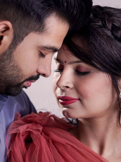 An intimate close-up of an expecting couple. This portrait focuses on the deep emotional connection and quiet joy shared between partners during the journey of pregnancy.