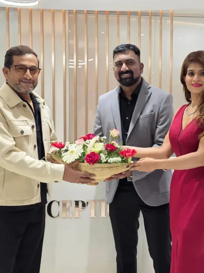 A warm moment from our Amanora clinic launch, with actor Prasad Oak being welcomed. It was an honor to have such esteemed personalities grace the inauguration of our new state-of-the-art facility.