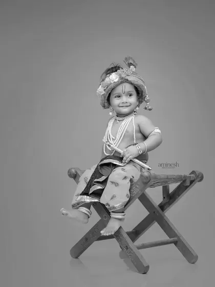 The same portrait as the previous one, presented in a classic black and white finish. This timeless edit emphasizes the child's expression and the textures of the costume.
