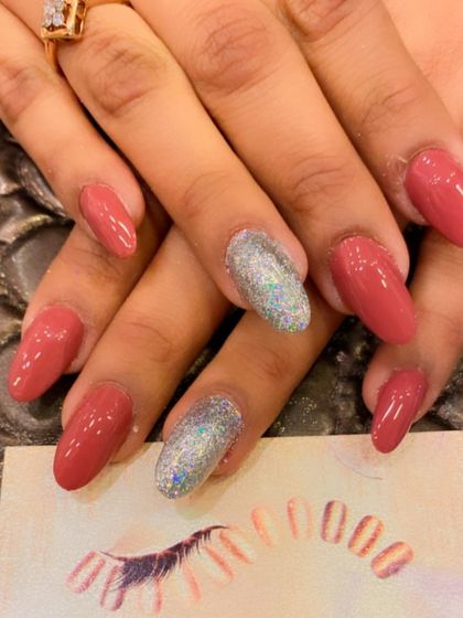 A simple and chic combination of dusty rose and silver glitter. The almond-shaped nails are perfect for an everyday look with a bit of sparkle.