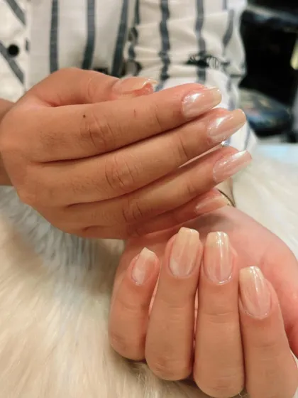 A subtle and elegant take on chrome. This set has a sheer, natural base with a light pearlescent chrome finish, giving it a healthy and polished glow.