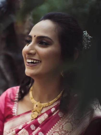 Another beautiful portrait of the bride. This angle shows how the half-up hairstyle frames the face while keeping the hair away, a practical and pretty choice for long events.