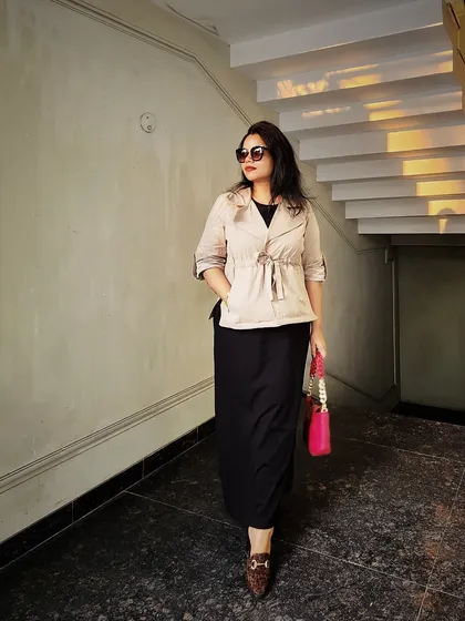 The same outfit viewed from a different angle, highlighting its versatility and movement. I help you choose clothes that you can move in confidently throughout your workday.