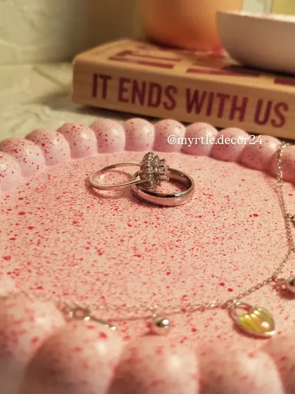 The texture of our speckled bubble tray is one of our favorite details. The little flecks of color add depth and uniqueness to the soft pink base.