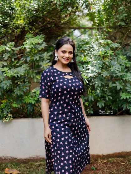 A welcoming and friendly portrait. The actress smiles directly at the camera, creating an open and engaging image for her professional portfolio.