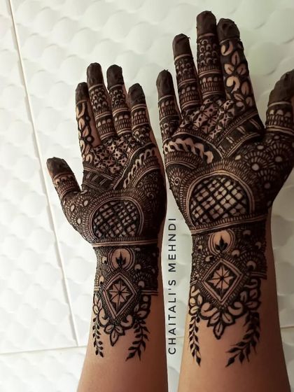 A beautiful sider mehendi design with a focus on geometric and checkerboard patterns. This provides a very neat and full look for the hands.