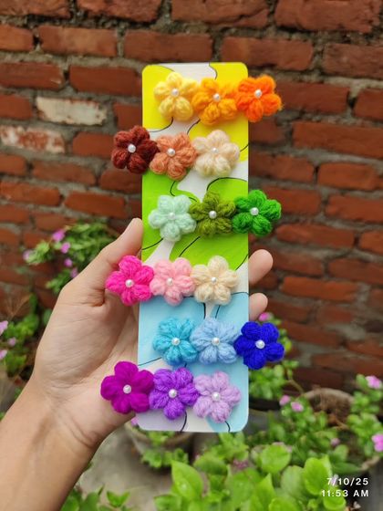 Elegant mini flower hairpins with pearl centers, arranged in an ombre rainbow.