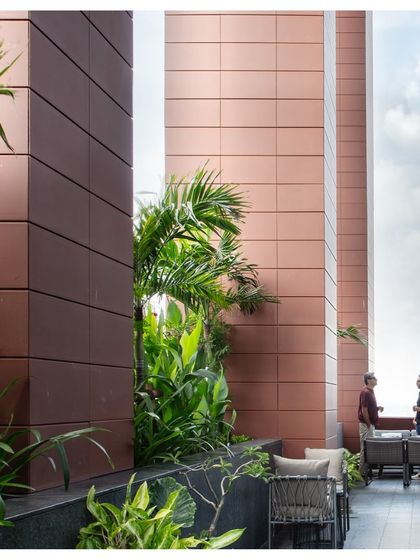The terrace of an office we designed features tall planters that create green walls, offering privacy and a strong connection to nature. This space provides a tranquil area for employees to take a break and recharge.