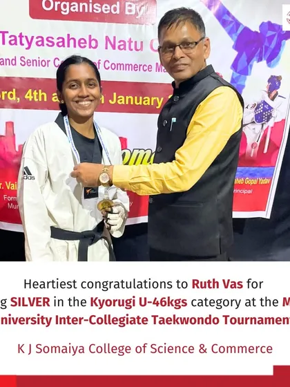 Ruth Vas receives her silver medal for the Kyorugi U-46kgs category, another proud achievement for our taekwondo team at the university level.