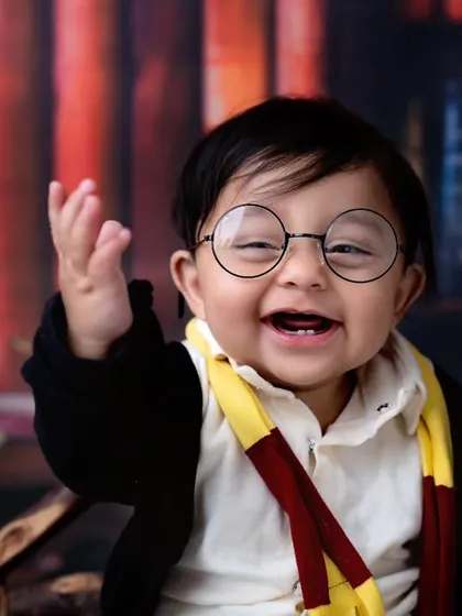 Wingardium Leviosa! I bring fantasies to life with detailed themed shoots like this magical Harry Potter setup. From the sorting hat to the wand, every prop is ready in my studio to create an enchanting experience for your little one.