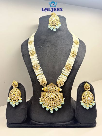 This elegant rani haar with a kundan pendant and light green beads is a versatile piece for any bridal occasion.
