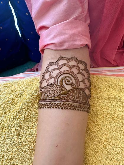 A simple yet elegant peacock armband, perfect for a bridesmaid or for a bride who wants a minimal design.