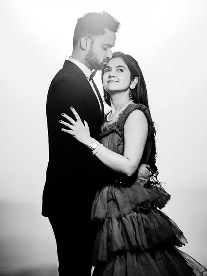 A classic and elegant black and white portrait. The formal attire and tender pose create a timeless look, perfect for couples wanting a sophisticated pre-wedding style.