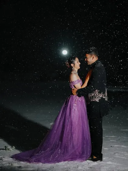 Under a moonlit sky, a couple shares a magical moment as snowflakes fall around them. This photo shows my ability to work in challenging conditions to create truly unique and romantic engagement portraits, even in the cold of a Shimla winter.