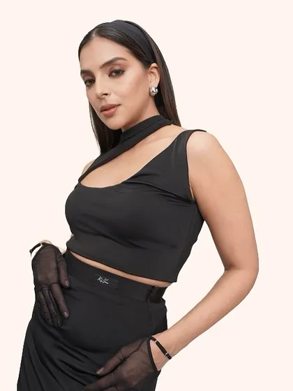 The neutral tones of the makeup ensure that it complements the black outfit without competing with it, creating a chic and cohesive look.