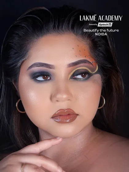 A close-up of a Brazilian eye makeup look with earthy tones. This style uses sharp lines and contrasting colors to create a dramatic and defined eye shape.