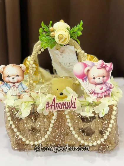 The combination of natural jute with soft pearls and cute teddies creates a unique and heartfelt look.