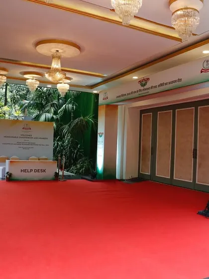 The entrance to a government conference, featuring a red carpet, branded pillars, and a help desk. We create a formal and organized entry experience for high-level meetings.