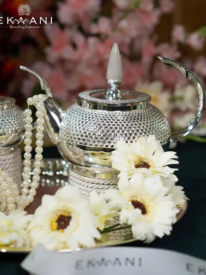 Soft hues, solid charm. This silver-plated teapot and jar set is adorned with rose quartz finials, adding a delicate and luxurious touch to your tea service.