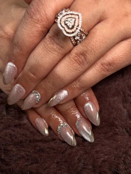 A sophisticated way to wear glitter. This set features a neutral cat-eye base with gold chrome tips and delicate rhinestone accents.