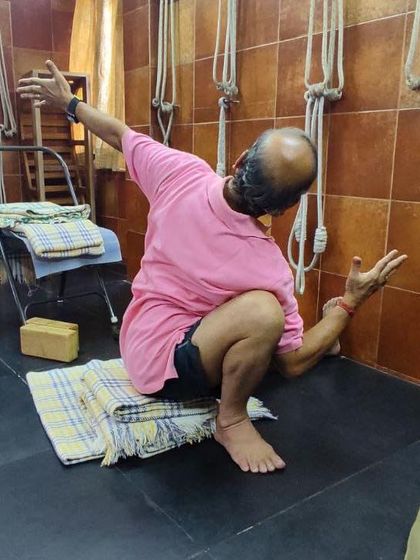 A seated twist demonstrated for an online class. Even without hands-on adjustments, precise verbal cues guide students into correct alignment.