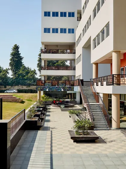 A view of the outdoor circulation and gathering spaces at the Sushant School. The design champions walkability and human interaction, with generous public edges and framed courtyards that open up spaces for pause and the free exchange of ideas.