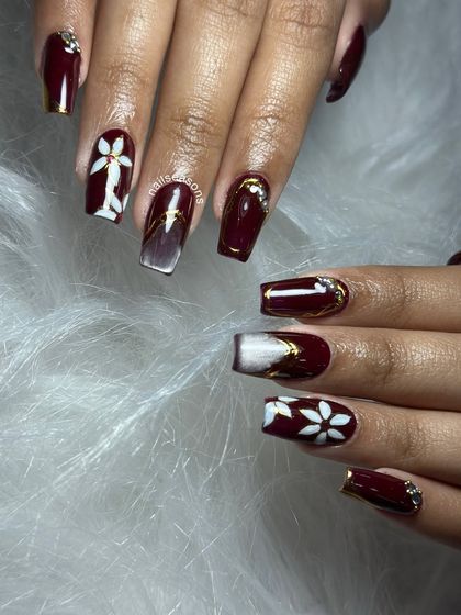 This set also features a stunning ombre accent nail, blending from burgundy to white for a soft contrast.