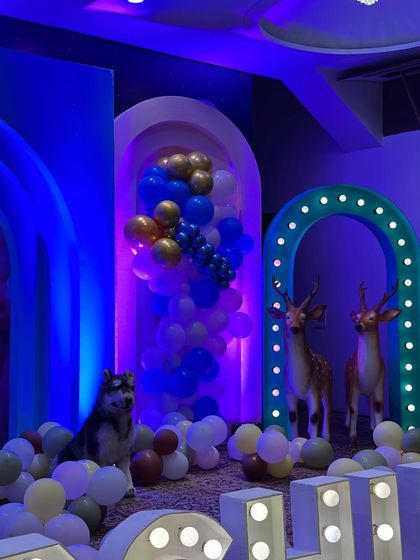 Another detail from the same party, this time showing a husky and deer props, demonstrating the mix of animal elements in the theme.