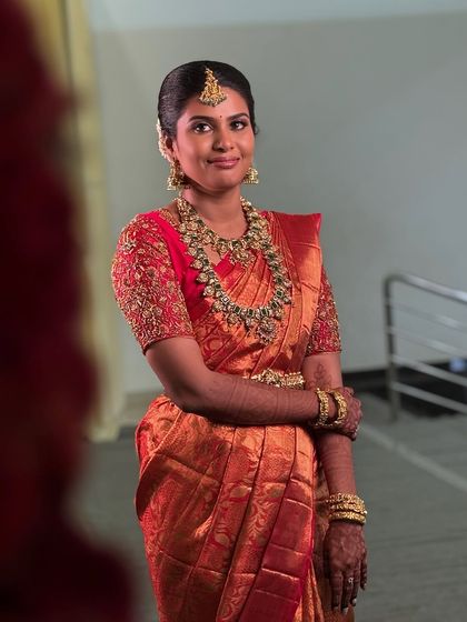 My beautiful bride Abi looking radiant for her Muhurtham in Karur. Her makeup features a bold, smoky eye with a touch of gold, paired with a natural lip to balance the look.
