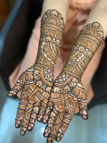 A lovely engagement design with a focus on floral and paisley motifs. The patterns are dense on the hands and become more spaced out on the arms, creating a balanced look.