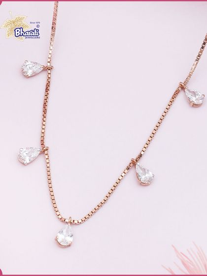 Grace meets brilliance in this elegant chain. The delicate rose gold box chain is adorned with sparkling pear-shaped diamonds, reflecting timeless beauty and modern sophistication.