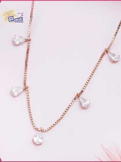 Grace meets brilliance in this elegant chain. The delicate rose gold box chain is adorned with sparkling pear-shaped diamonds, reflecting timeless beauty and modern sophistication.