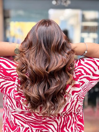 Who says copper doesn't suit Indian hair? This copper glow proves them wrong, with a beautiful, warm shade that radiates confidence.