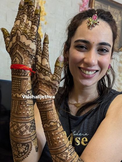 Another beautiful shot of this bride's back-hand design. The patterns are meticulously crafted to create a rich and textured look, perfect for her wedding day.