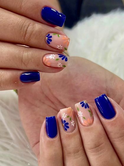 A perfect combination of bold blues and soft florals. This set pairs glossy, royal blue nails with accent nails featuring a sheer base and delicate, hand-painted blue and white flowers.