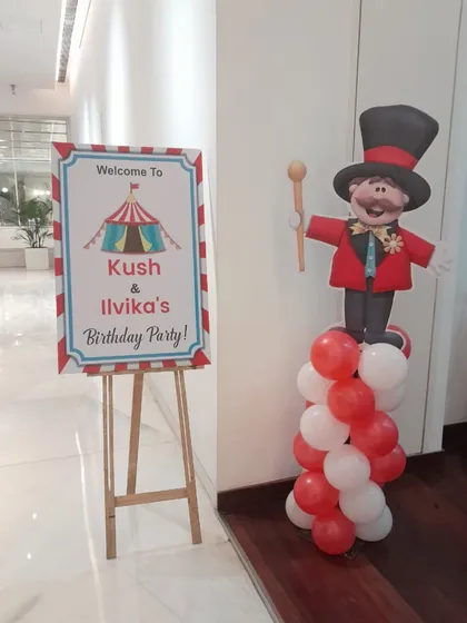 A carnival-themed welcome sign and a ringmaster character cutout on a balloon base. These props are perfect for guiding guests and setting the theme from the very beginning.