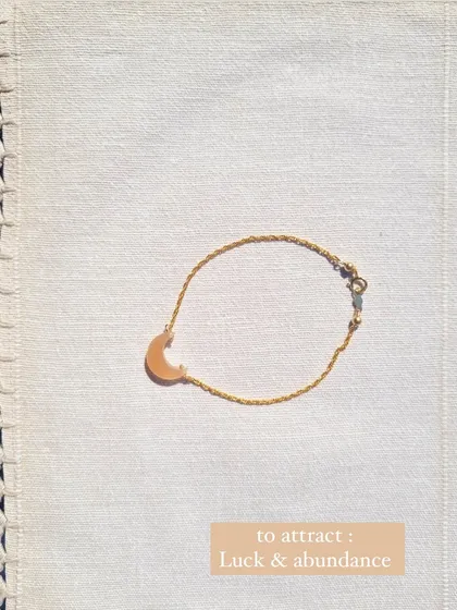 My 'kháray' peach moonstone Luna bracelet, a simple charm to attract luck and abundance. Its warm glow brings a sense of peace and calm.