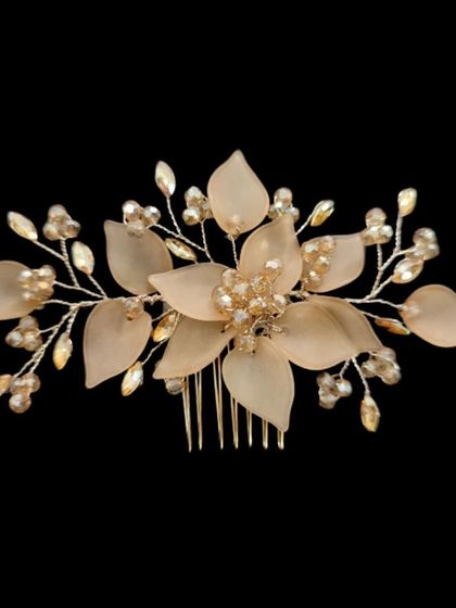 An elegant hair comb with soft peach-colored flowers and crystal branches. This is a beautiful accessory for a reception or engagement look.