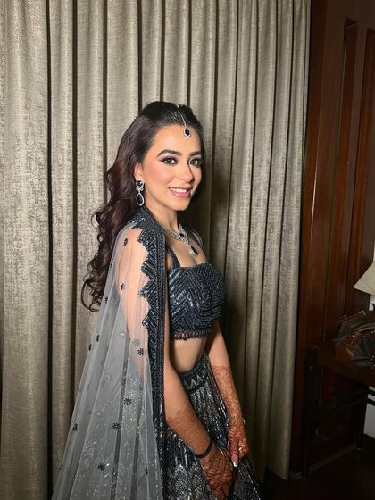 The shimmers on her eyes paired with delicately blushed cheeks are crafting a moment of undeniable beauty. This is perfect for a sangeet.