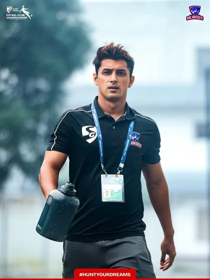 Our player arriving at the stadium, focused and ready for the semi-final challenge.