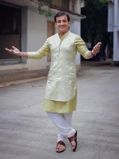 For the TV show "Sankarshan Via Spruha," I styled host Sankarshan Karhade in this light green kurta and waistcoat set. It's a fresh, comfortable, and elegant look for television.