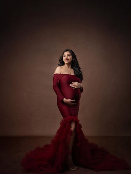 A hopeful gaze into the distance. This pose captures the feeling of anticipation and the dreams you have for your little one.